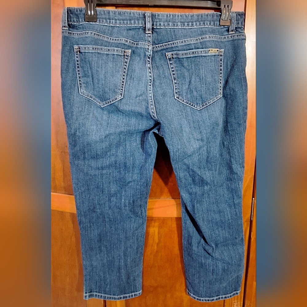 JENNIFER LOPEZ distressed capris Size 14 (36×24) - Picture 2 of 11